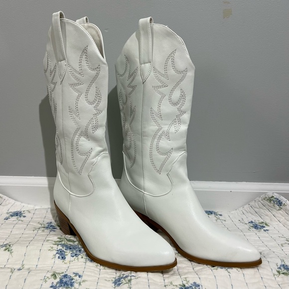 white mid-calf cowboy boots (women’s) - Picture 3 of 6